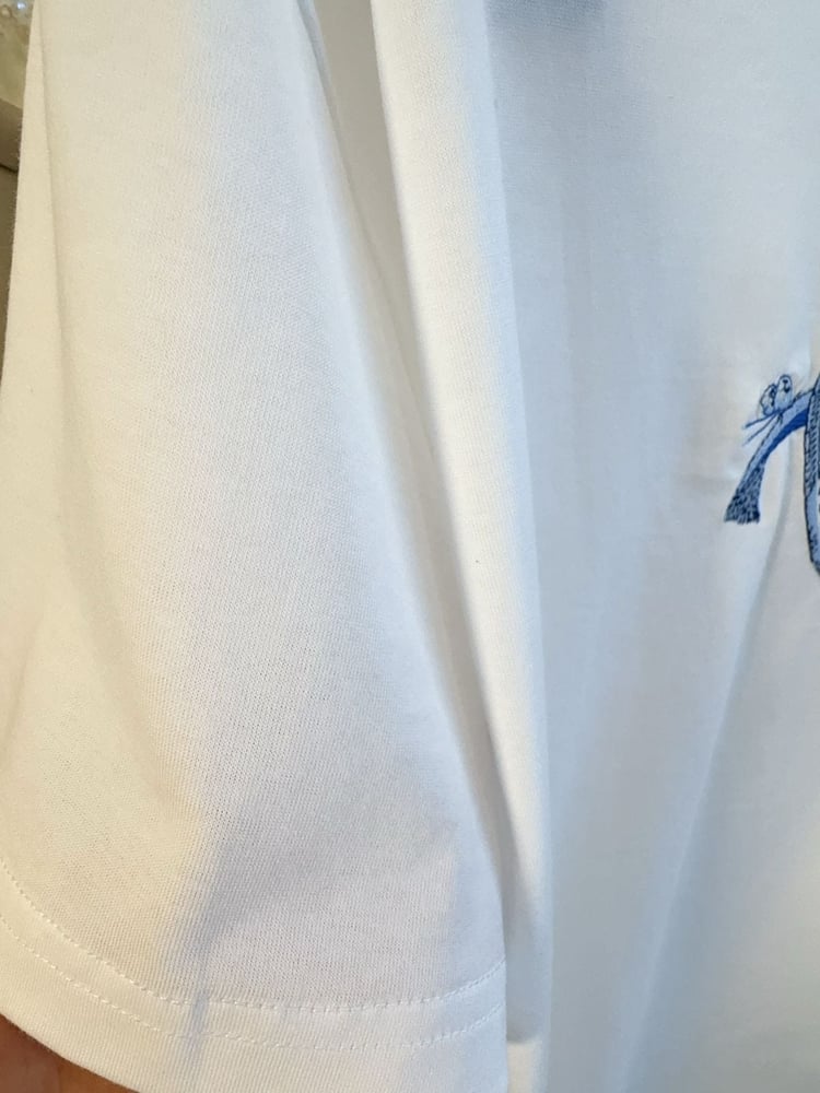 تيشيرت "ديور" الأبيض بتطريز الـ "توال دو جوي" (Dior White T-Shirt with Toile de Jouy Embroidery)