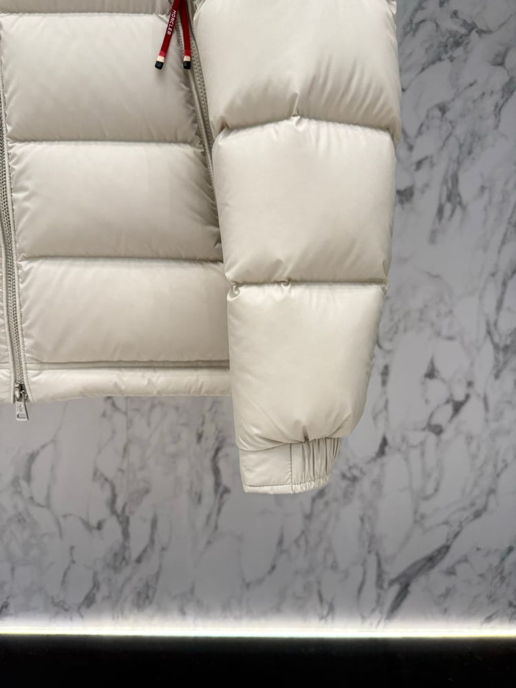 جاكيت / معطف منفوخ رجالي فاخر بقبعة من "مونكلير" (Moncler) باللون الأبيض العاجي (الإوف وايت)