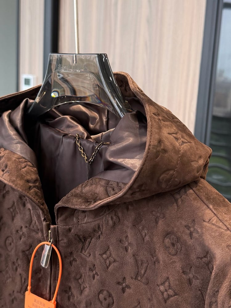 جاكيت رجالي بني بـهودي من جلد الشمواه المنقوش من لويس فويتون (Louis Vuitton)