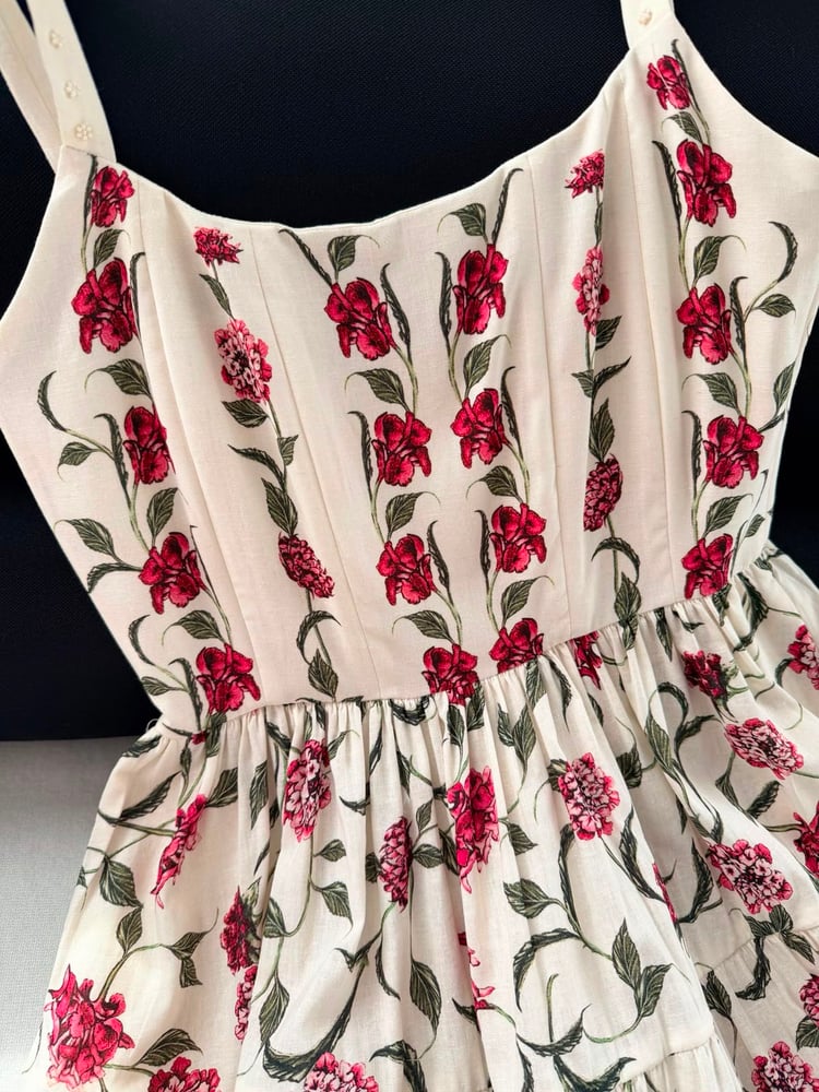 فستان "أغوا بينديتا" القصير المطرّز بزهور "غراديلا" (Agua Bendita Granadilla Embroidered Mini Dress)