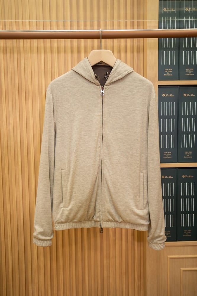 جاكيت "بومبر" الفاخر ثنائي الوجه بقبعة من لورو بيانا (Loro Piana Reversible Hooded Bomber Jacket)
