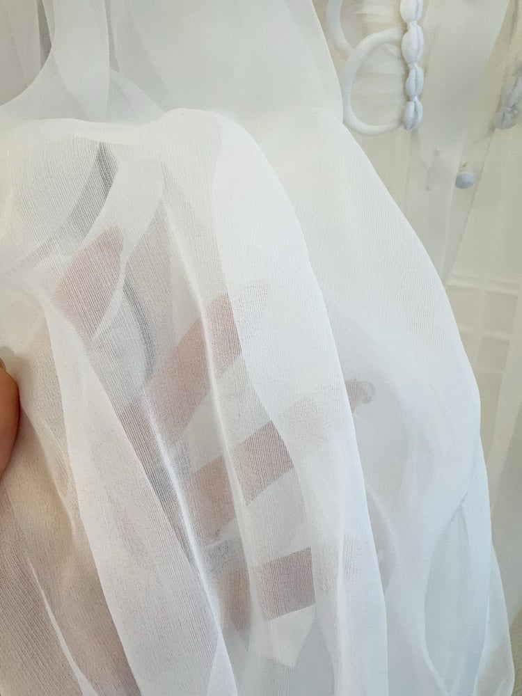 بلوزة فالنتينو الأورجانزا الفاخرة بتفاصيل الكشكشة ثلاثية الأبعاد