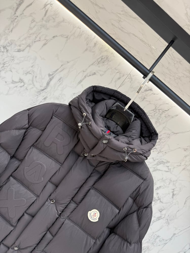 جاكيت / معطف منفوخ رجالي فاخر بقبعة من "مونكلير" (Moncler x Roc Nation) باللون الأسود المات