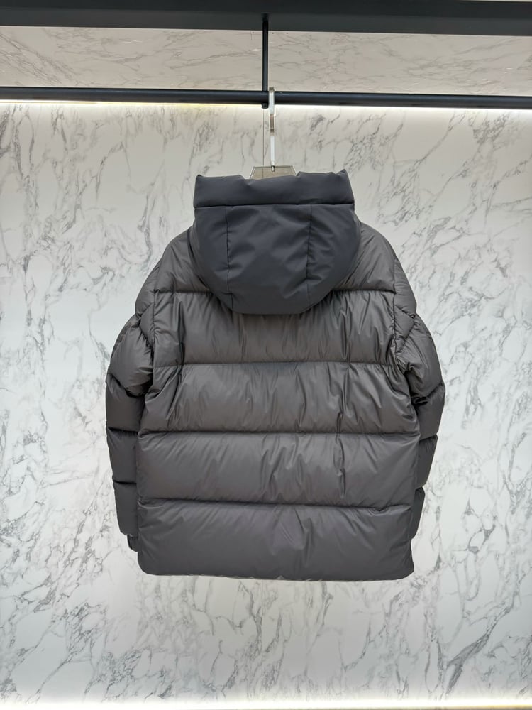 جاكيت / معطف منفوخ رجالي فاخر بقبعة من "مونكلير" (Moncler) باللون الرمادي الداكن المدمج