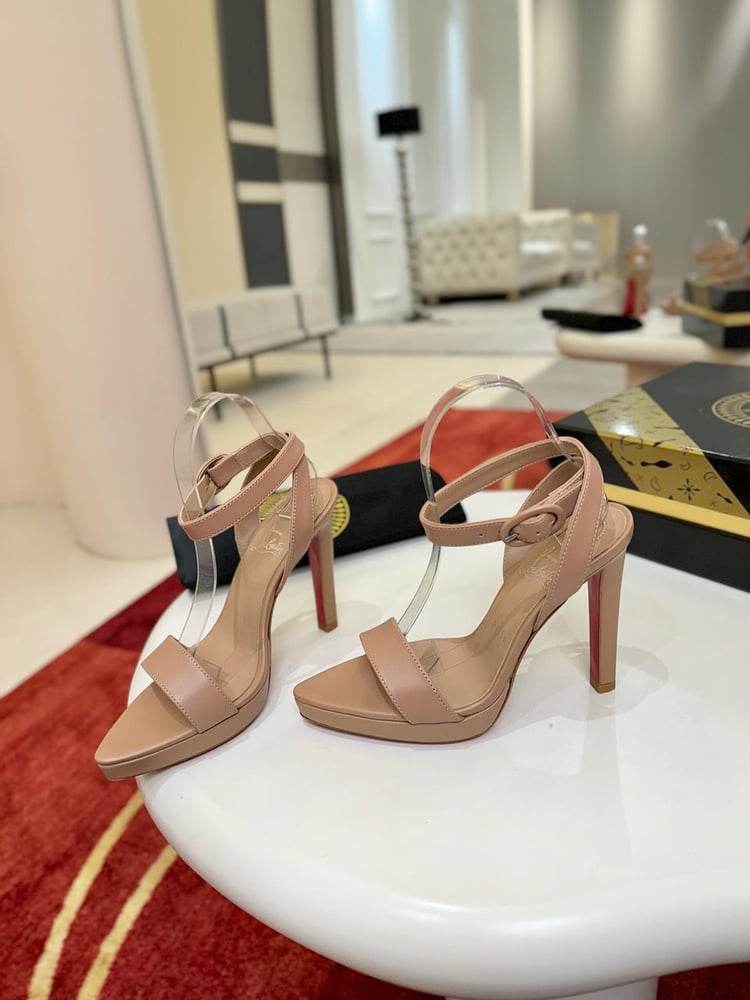 صندل سهرة بكعب عالٍ ونعل سميك من (Christian Louboutin)