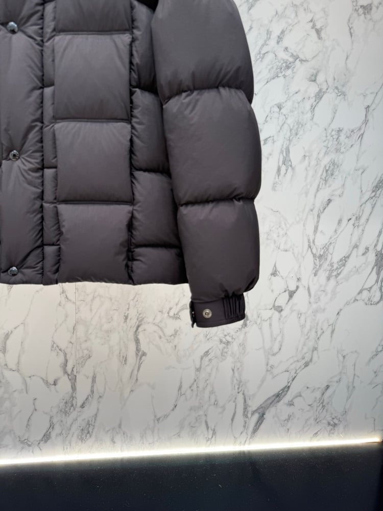 جاكيت / معطف منفوخ رجالي فاخر بقبعة من "مونكلير" (Moncler x Roc Nation) باللون الأسود المات