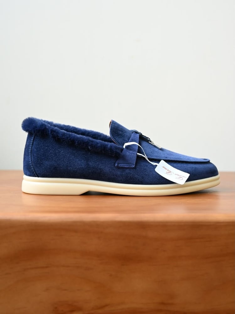 حذاء لورو بيانا النسائي الشمواه المبطن بالفرو مع تفاصيل القفل (Loro Piana Suede Fur-Lined Mules with Lock Charm)