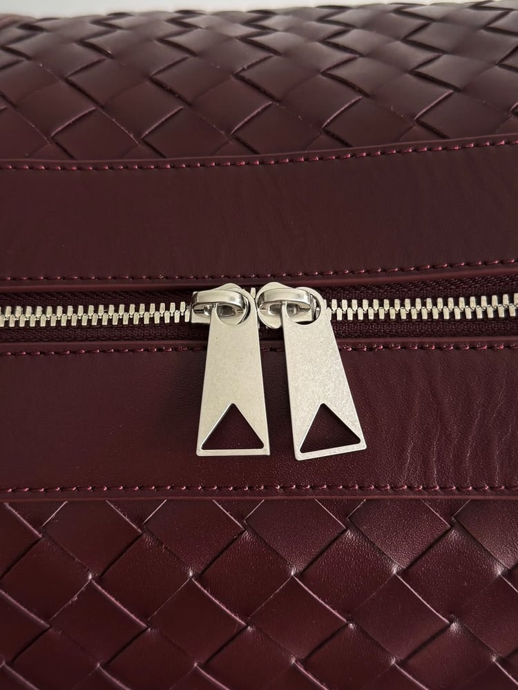 حقيبة سفر جلدية فاخرة بتصميم مجدول من بوتيغا فينيتا (Bottega Veneta)