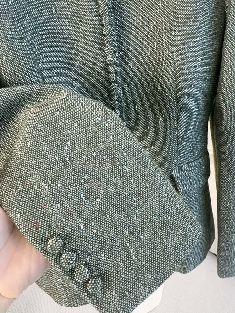 جاكيت ديور النسائي الراقي من التويد بياقة مرتفعة وأزرار متتالية (Dior Tweed Jacket with Stand Collar & Button Placket)