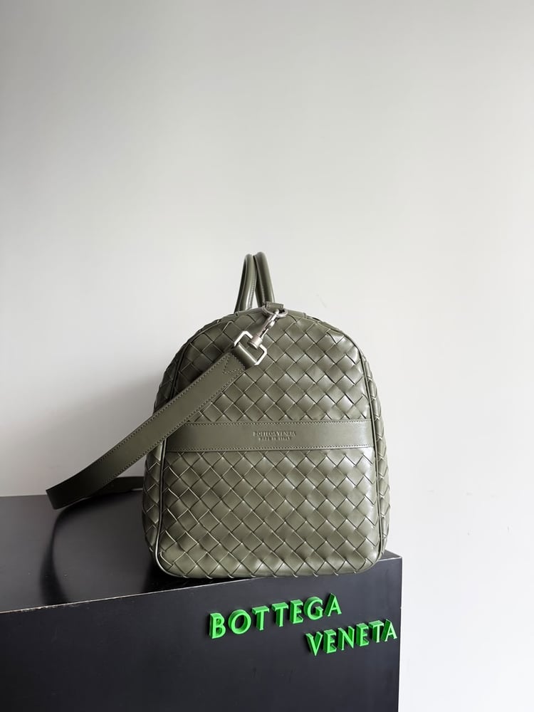 حقيبة سفر جلدية فاخرة بتصميم مجدول من بوتيغا فينيتا (Bottega Veneta)