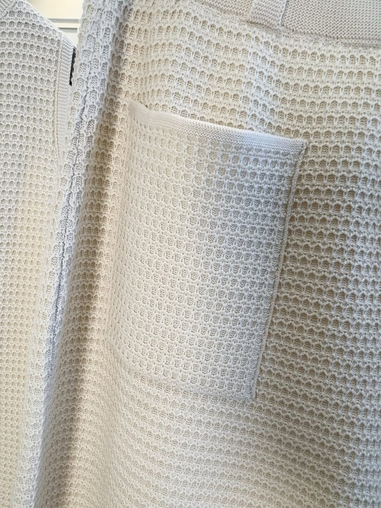 بنطال "لورو بيانا" المحبوك بنسيج الوافل الفاخر (Loro Piana Waffle-Knit Trousers)