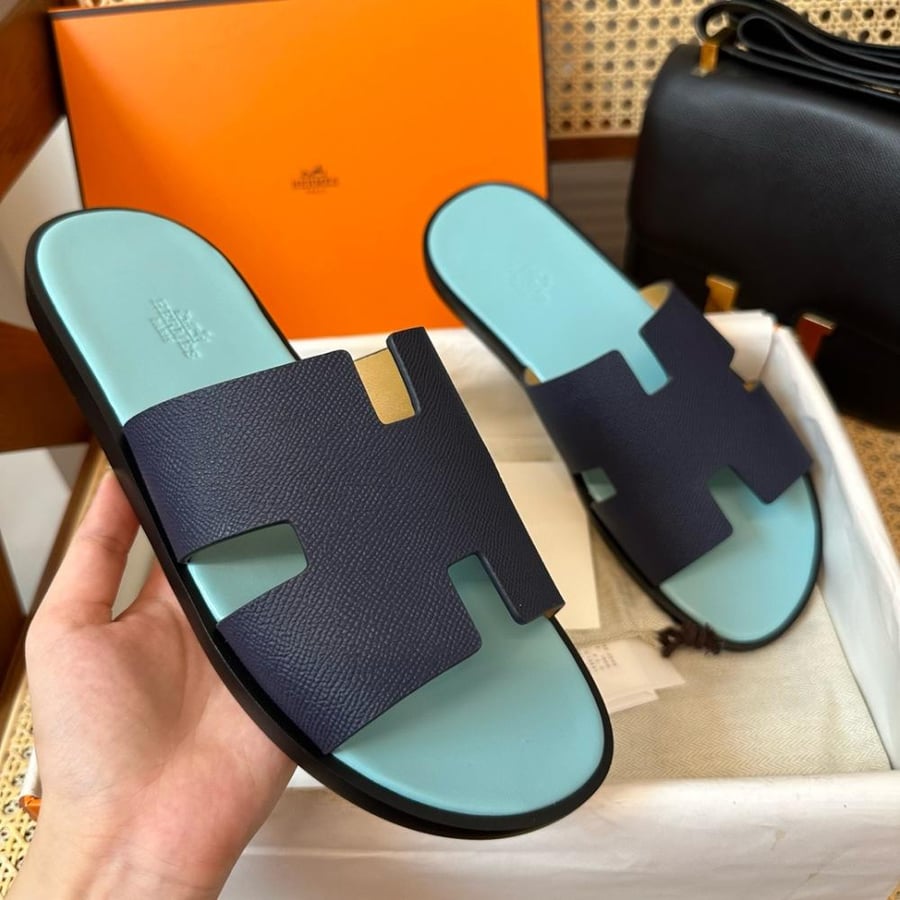 نعال إيزمير (Izmir) الصيفي الفاخر من هرمز (Hermès) من الجلد الطبيعي ثنائي الألوان.