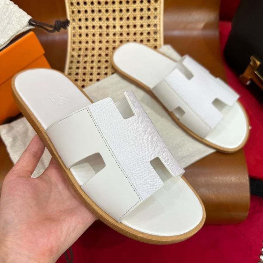 نعال إيزمير (Izmir) الصيفي الفاخر من هرمز (Hermès) من الجلد الطبيعي باللون الأبيض الناصع مع إطار تان.