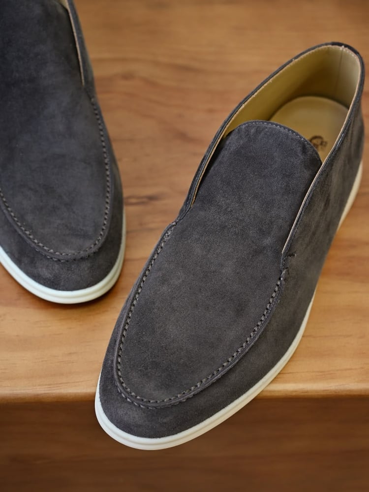 حذاء لورو بيانا الرجالي الشمواه الأيقوني (Loro Piana Open Walk Suede Shoes)