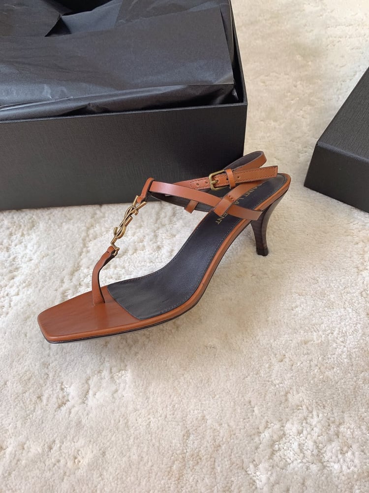 صندل "سان لوران" المزين بشعار YSL (Saint Laurent YSL Logo Thong Sandals)