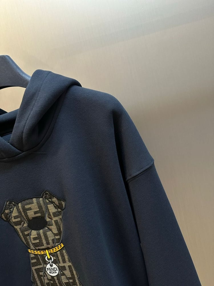 هودي "فندي" (Fendi) الرجالي الأسود بتطريز الكلب وتصميم شعار FF الفاخر