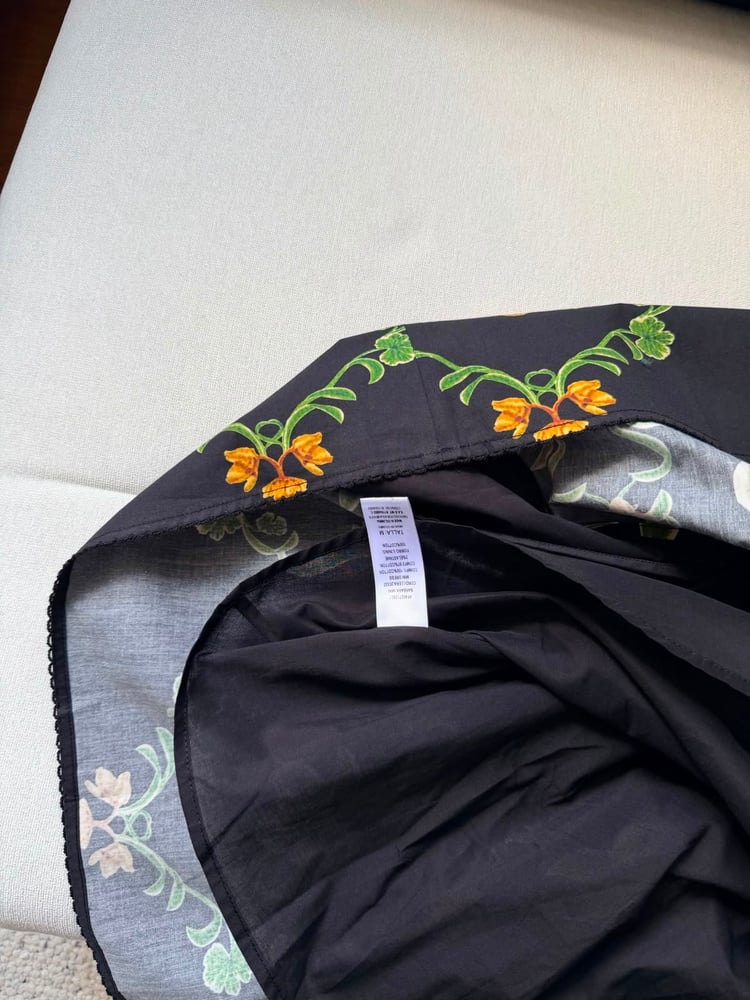 فستان "أغوا بينديتا" القصير بنقشة الزهور واللمسات المخملية (Agua Bendita Floral & Velvet Mini Dress)