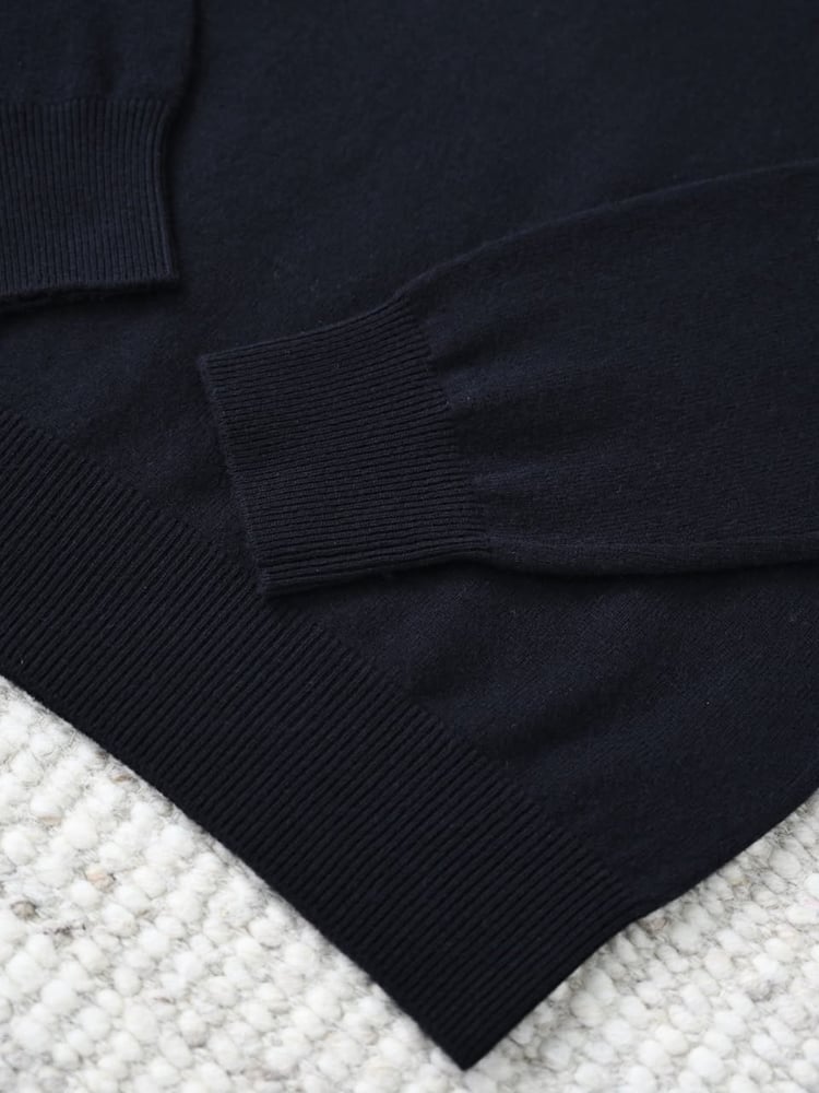 سويتر لورو بيانا الكشمير الفاخر بياقة عالية (Loro Piana Cashmere Turtleneck Sweater)