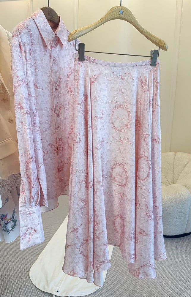 تنورة ديور (Dior) النسائية الطويلة باللون الوردي