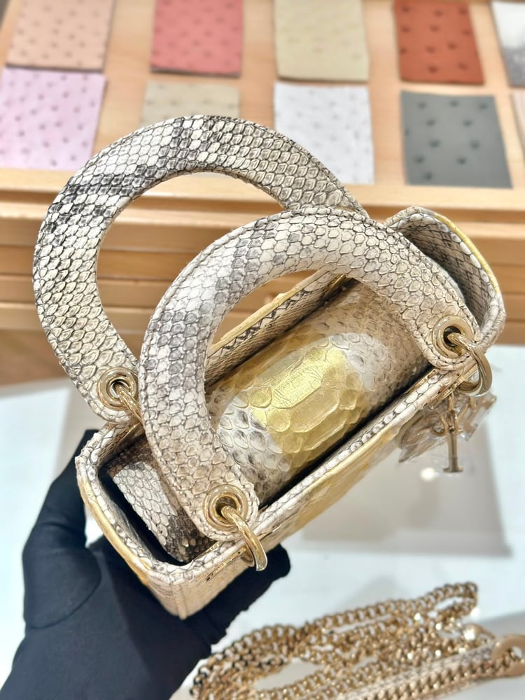 حقيبة ليدي ديور (Lady Dior) ميني الفاخرة بجلد الثعبان الطبيعي والخط الذهبي