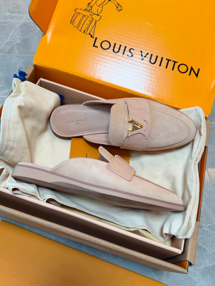 حذاء ميول لويس فيتون (Louis Vuitton) الفاخر من الشمواه النود