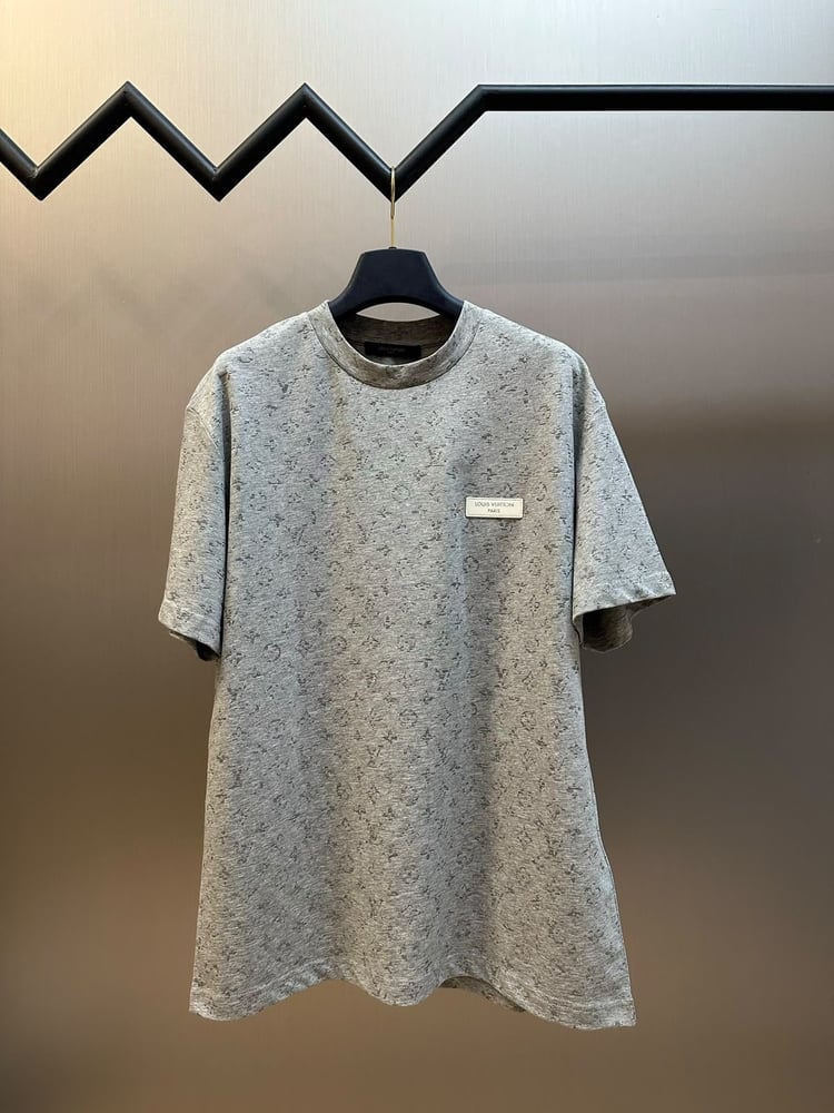 تيشيرت رجالي فاخر بأكمام قصيرة من لويس فويتون (Louis Vuitton)