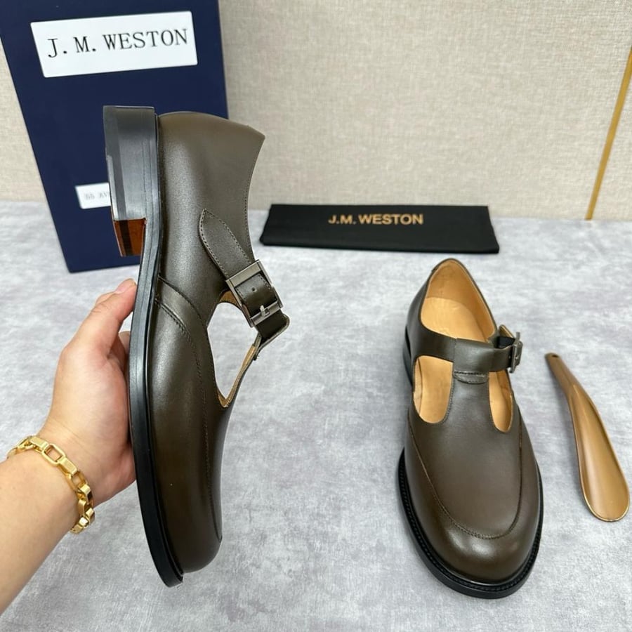 حذاء جزمة كلاسيكي فاخر بتتصميم حزام T-Strap من جي إم ويستون (J.M. Weston) من الجلد الطبيعي باللون الزيتي الفخم (الزيتوني).