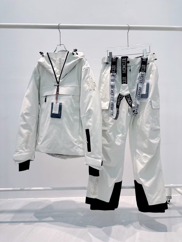 طقم التزلج الشتوي الفاخر من مونكلر غرونوبل (Moncler Grenoble Ski Jacket & Pants Set)