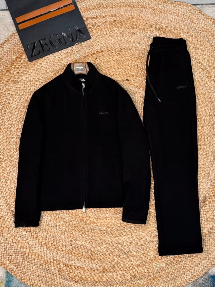 طقم رجالي فاخر (جاكيت بسحاب وبنطلون رياضي) من "إرمينيجيلدو زينا" (Ermenegildo Zegna) باللون الأسود الكلاسيكي