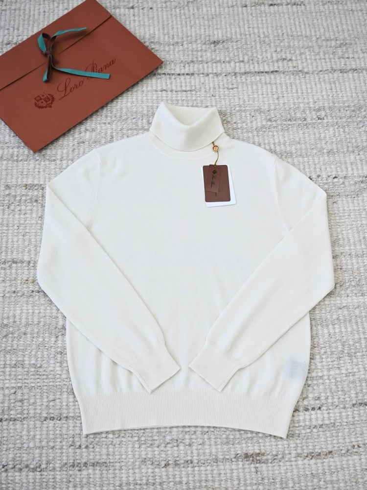سويتر لورو بيانا الكشمير الفاخر بياقة عالية (Loro Piana Cashmere Turtleneck Sweater)