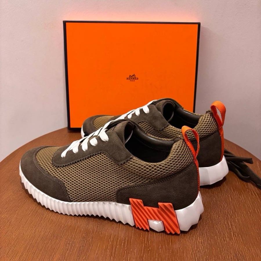 حذاء هيرميس Hermes رياضي زيتي بلمسات برتقالية