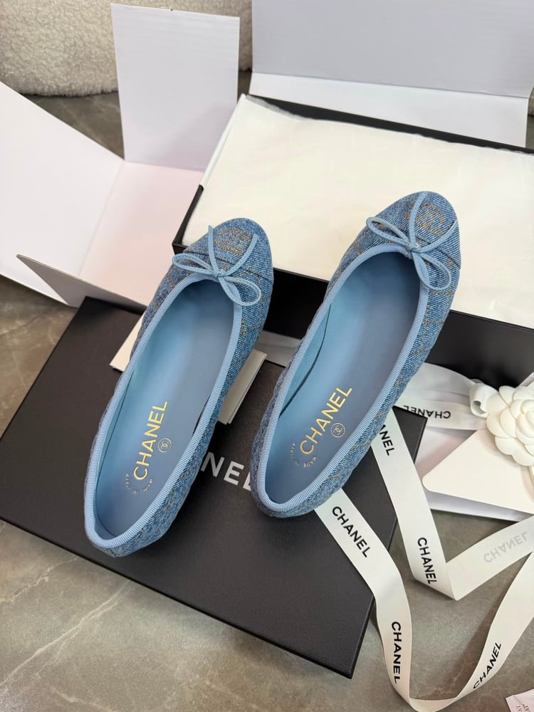 حذاء "شانيل" (Chanel) النسائي الباليرينا المصنوع من الدنيم