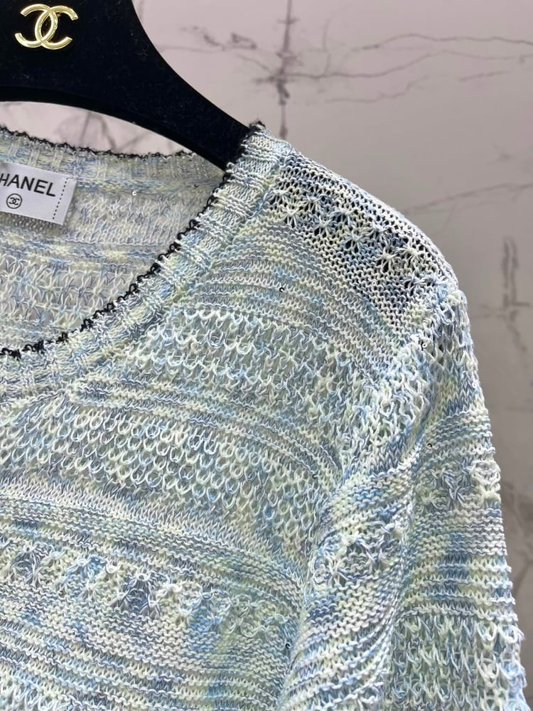 بلوزة شانيل (Chanel) المنسوجة الفاخرة المزدانة بالترتر الخفي