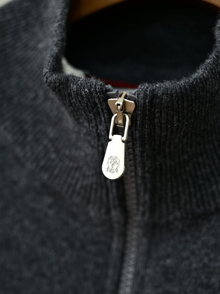 كارديغان رجالي رمادي غامق من الكشمير الفاخر من برونيلو كوتشينيلي (Brunello Cucinelli)
