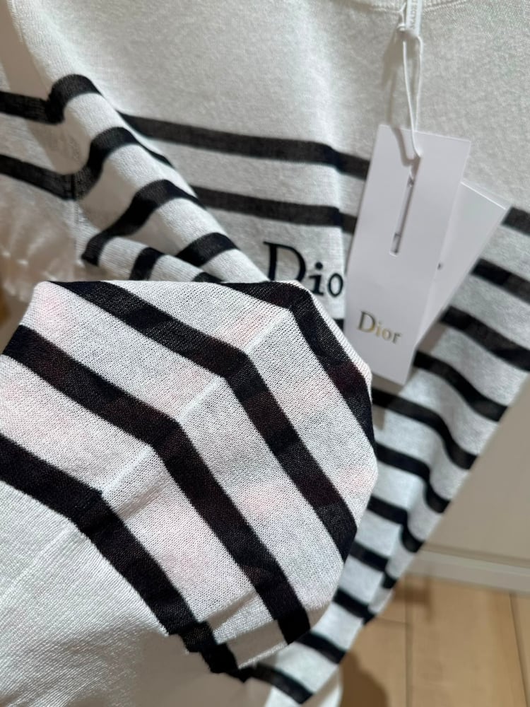 بلوزة ديور (Dior) الفاخرة المخططة بالتصميم الباريسي الكلاسيكي