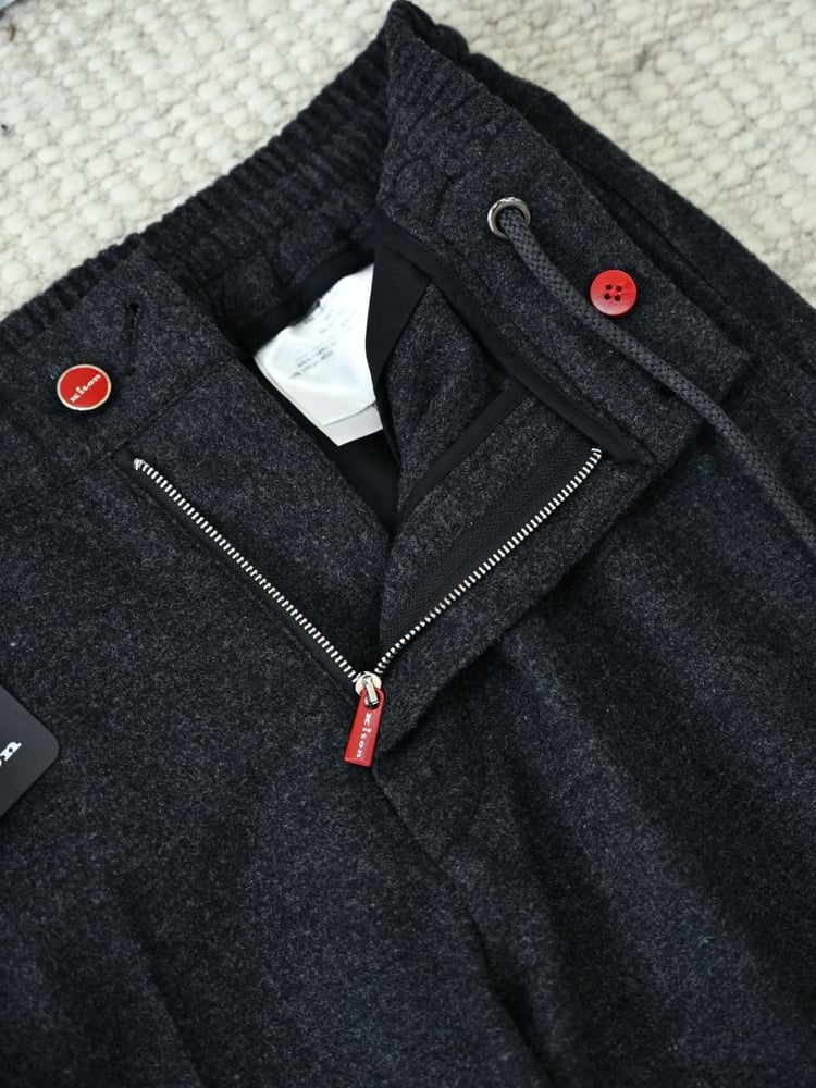 بنطلون رجالي رمادي غامق فاخر من كيتون (Kiton)