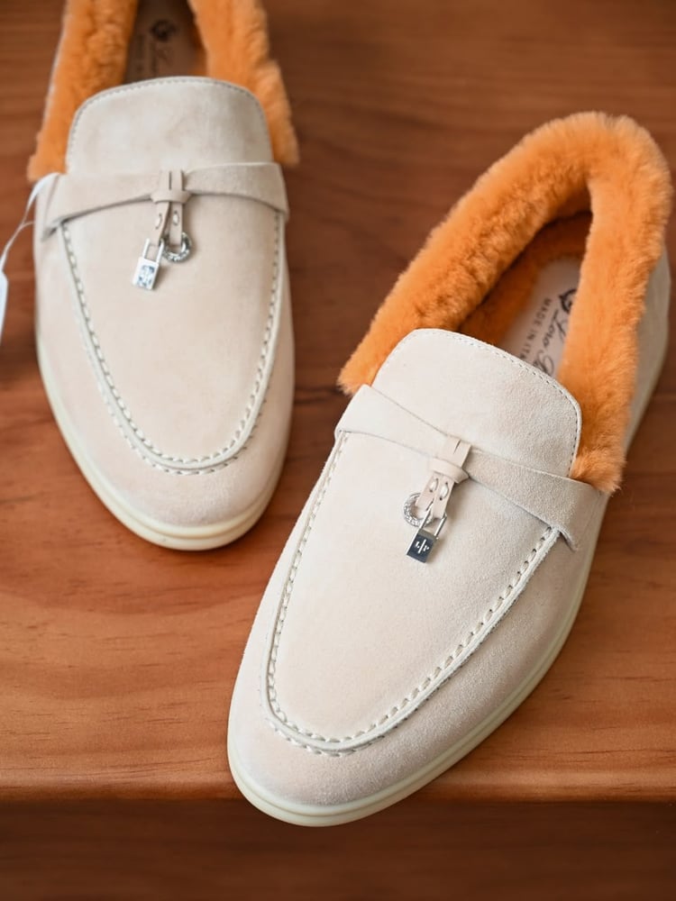حذاء لورو بيانا النسائي الشمواه المبطن بالفرو مع تفاصيل القفل (Loro Piana Suede Fur-Lined Mules with Lock Charm)