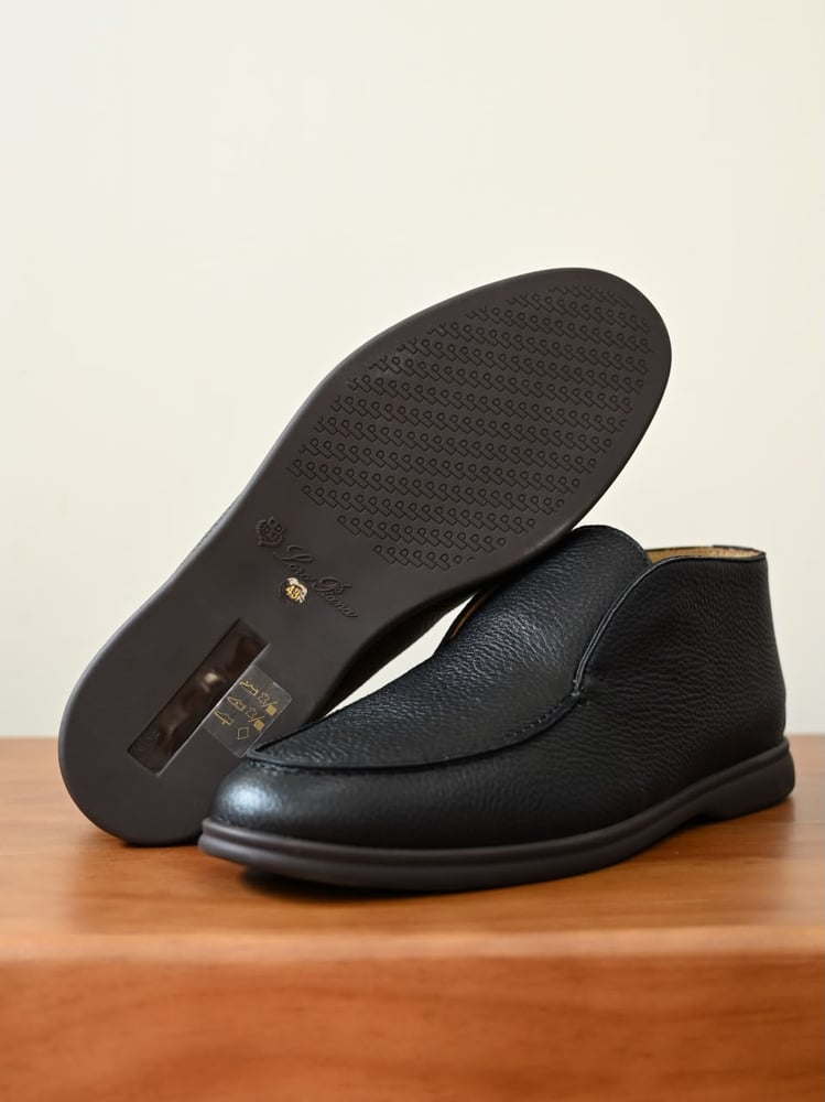حذاء لورو بيانا الرجالي الحبيبي بنعل متناسق (Loro Piana Open Walk Grained Leather Shoes - Monochrome Sole)