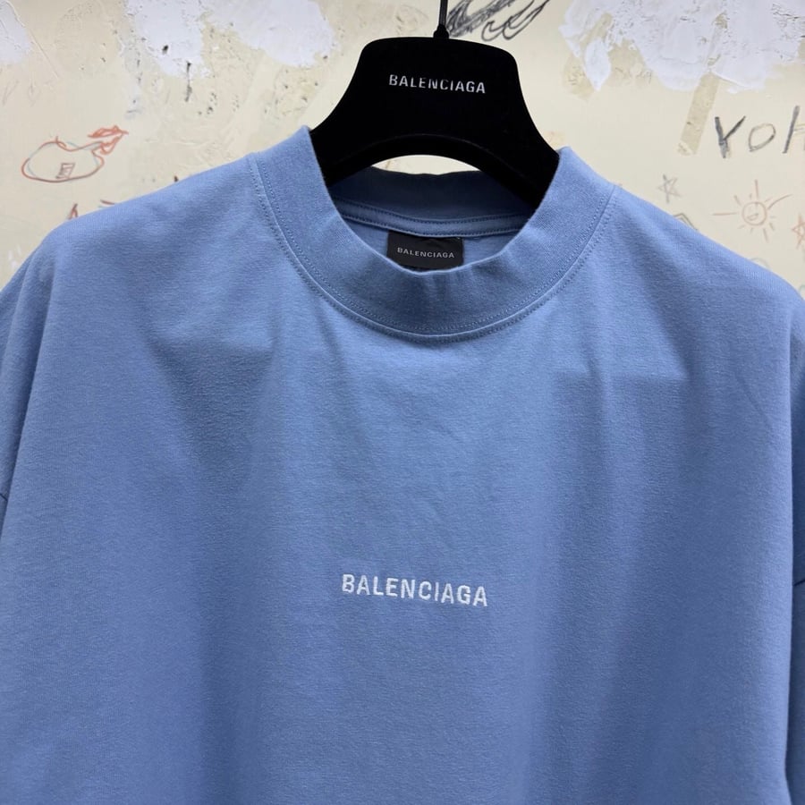 تيشيرت بالنسياغا (Balenciaga) أزرق سماوي مطرز بالشعار الأمامي والخلفي