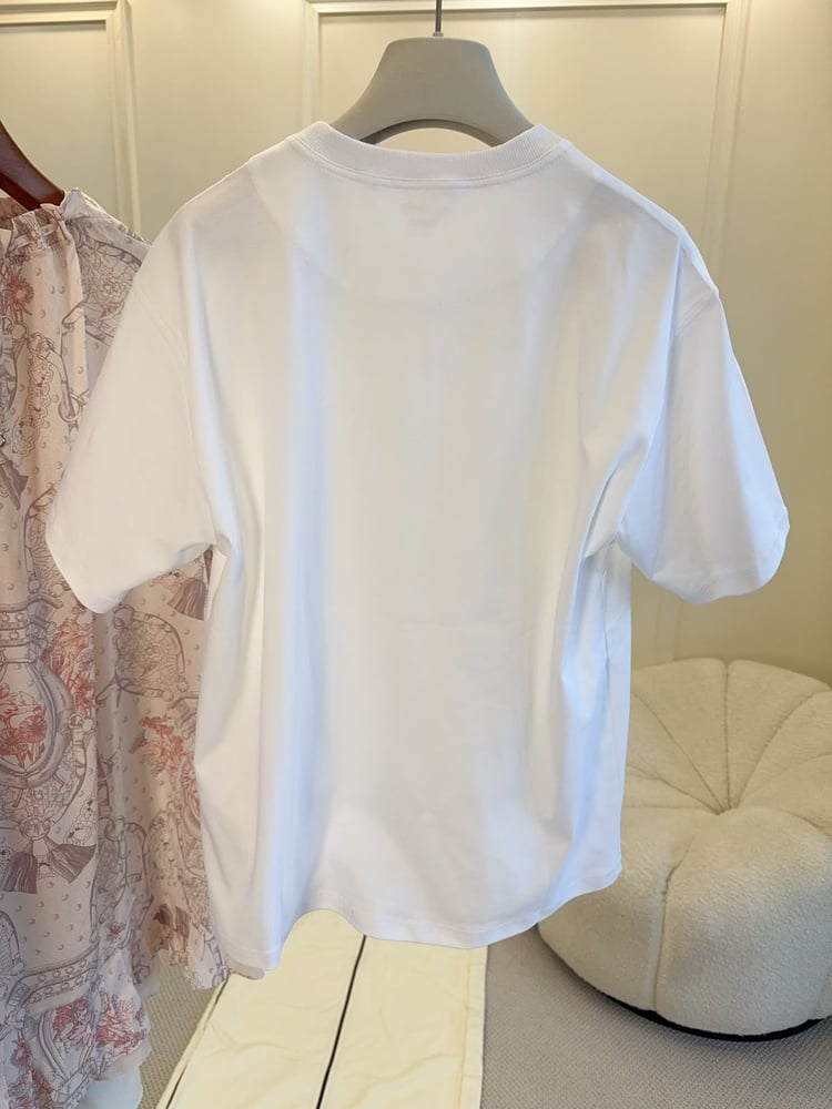تيشيرت هيرميس الأبيض بجيّب وتفاصيل معدنية (Hermès Pocket T-Shirt)