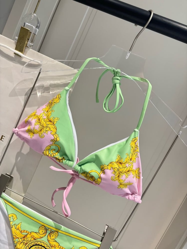 طقم بيكيني نسائي فاخر بتصميم فرساتشي (Versace) مع وشاح شاطئ متناسق