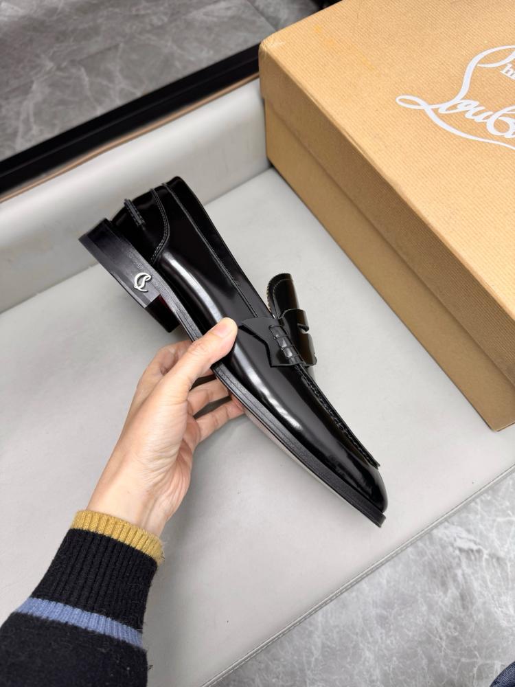 حذاء لوفر (Penny Loafer) رسمي فاخر من كريستيان لوبوتان (Christian Louboutin) من الجلد المصقول باللون الأسود الملكي.