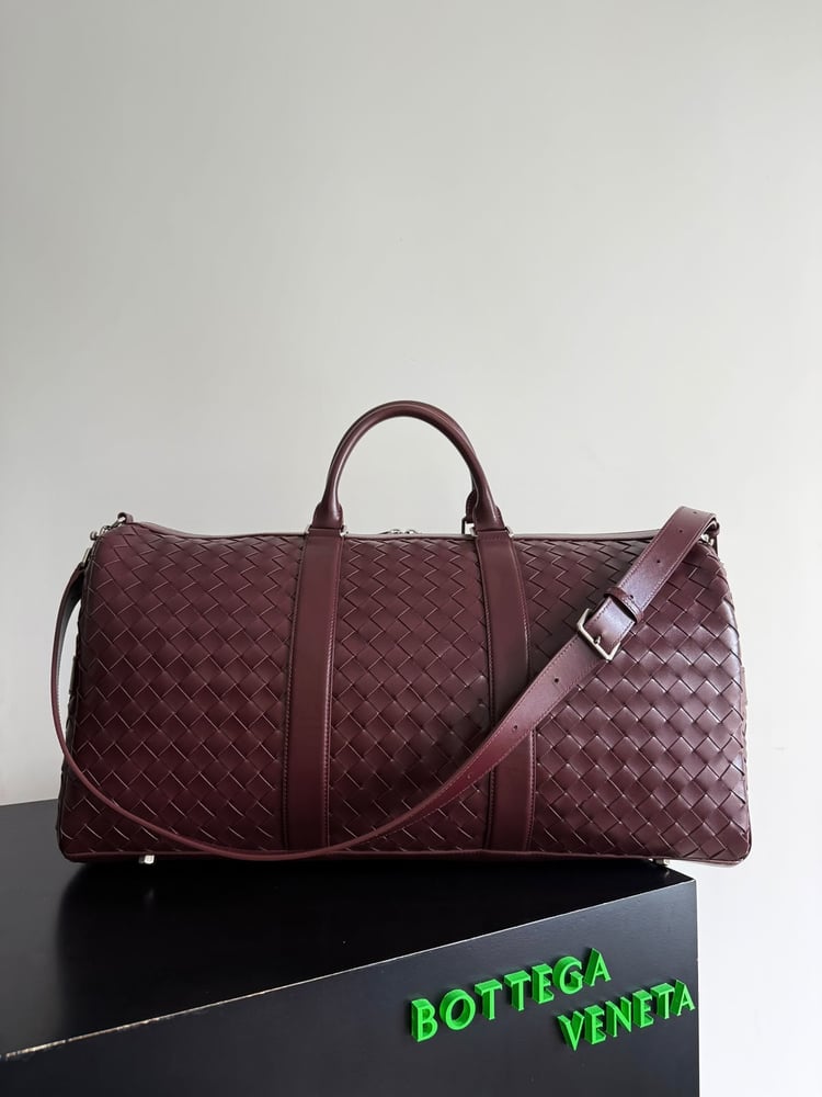 حقيبة سفر جلدية فاخرة بتصميم مجدول من بوتيغا فينيتا (Bottega Veneta)