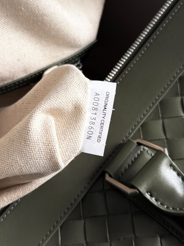 حقيبة سفر جلدية فاخرة بتصميم مجدول من بوتيغا فينيتا (Bottega Veneta)