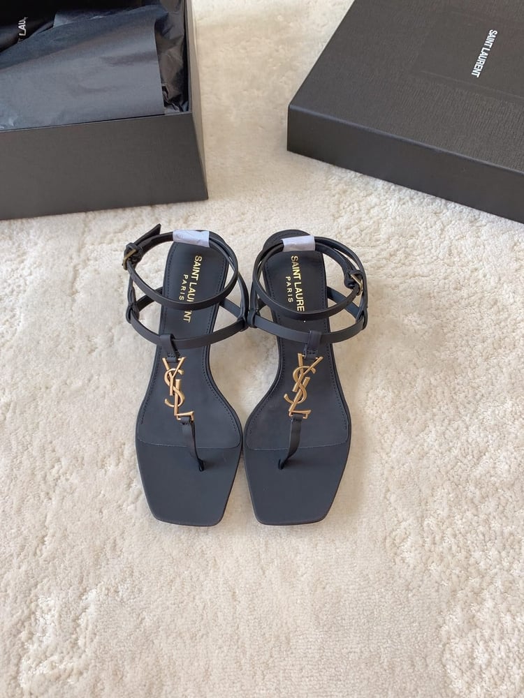 صندل "سان لوران" المزين بشعار YSL (Saint Laurent YSL Logo Thong Sandals)