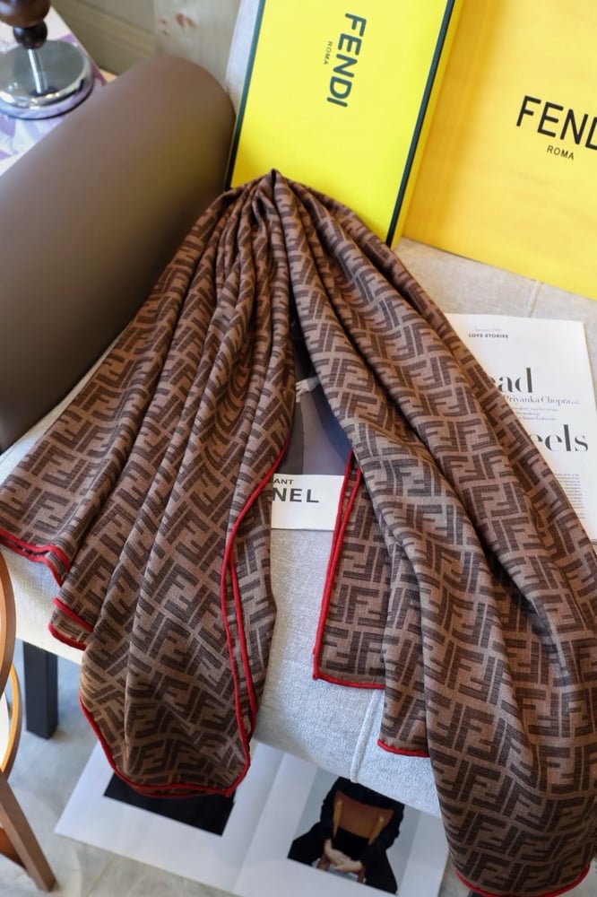 شال فندي النسائي الفاخر بحواف حمراء ونقشة شعار FF الأيقوني (Fendi FF Monogram Jacquard Shawl - Red Trim)
