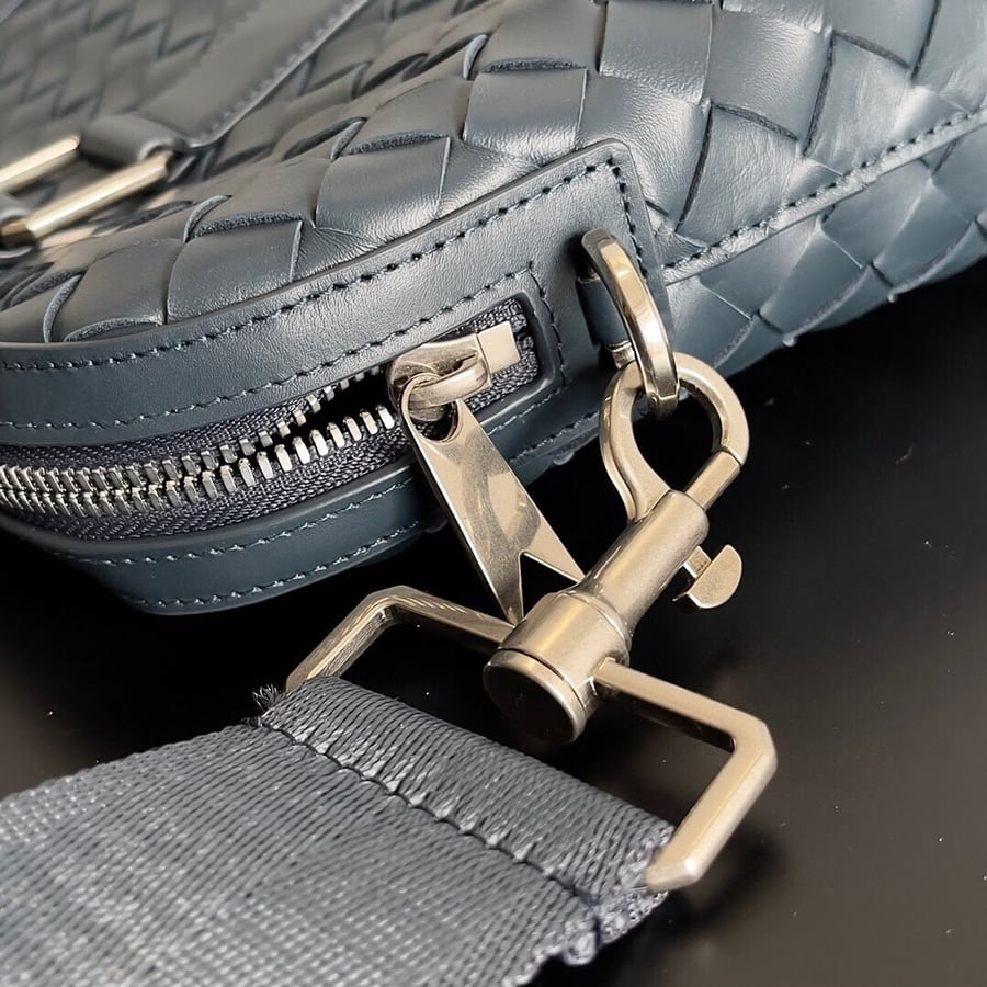 حقيبة يد جلدية فاخرة بتصميم مجدول من بوتيغا فينيتا (Bottega Veneta)