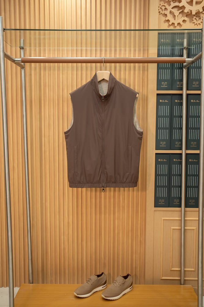 جاكيت "بومبر" الفاخر ثنائي الوجه من لورو بيانا (Loro Piana Reversible Bomber Vest)