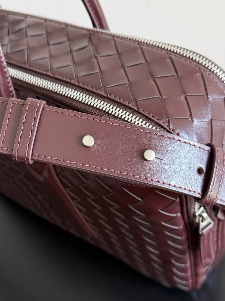 حقيبة يد جلدية فاخرة بتصميم مجدول من بوتيغا فينيتا (Bottega Veneta)