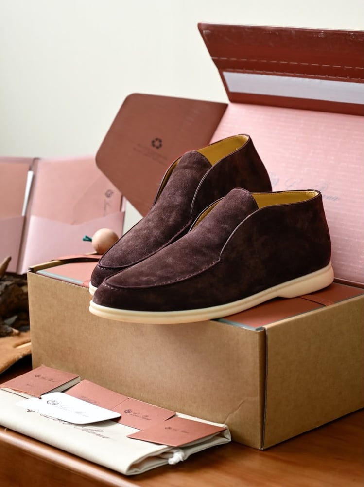 حذاء لورو بيانا الرجالي الشمواه الأيقوني (Loro Piana Open Walk Suede Shoes)